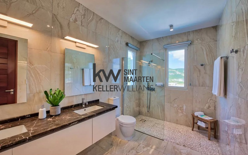 Deluxe Suite Bathroom