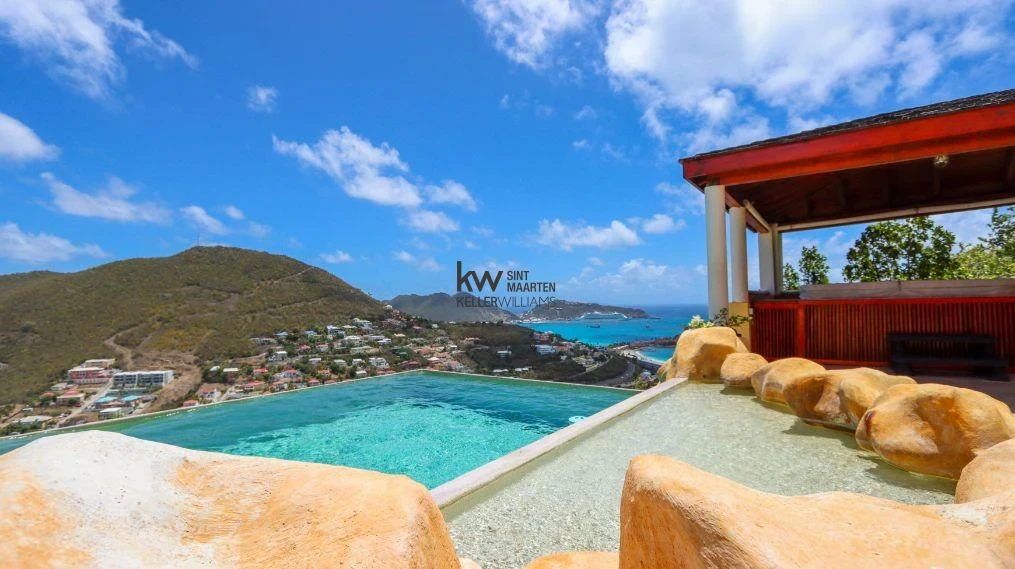 Villa in Cay Hill