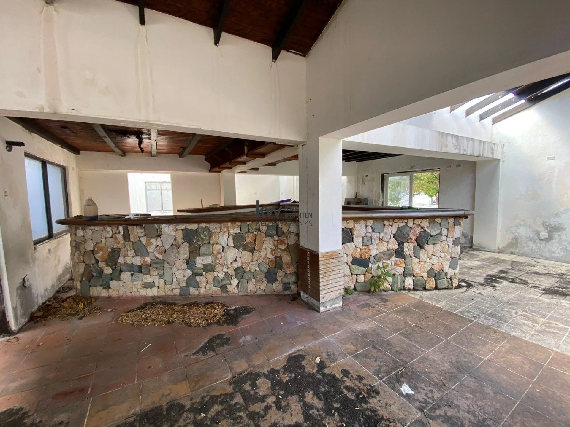Commercial in Simpson Bay