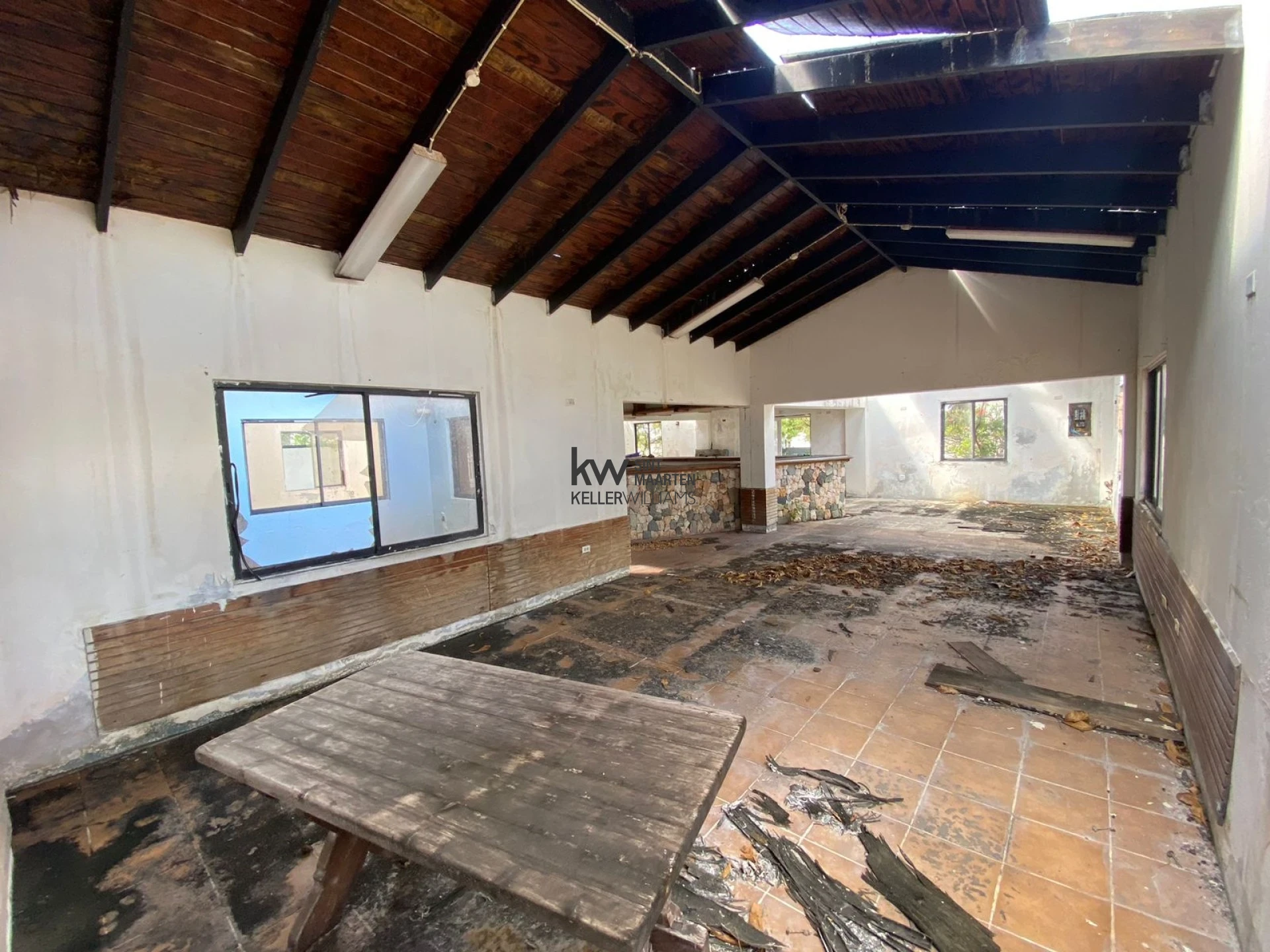 Commercial in Simpson Bay