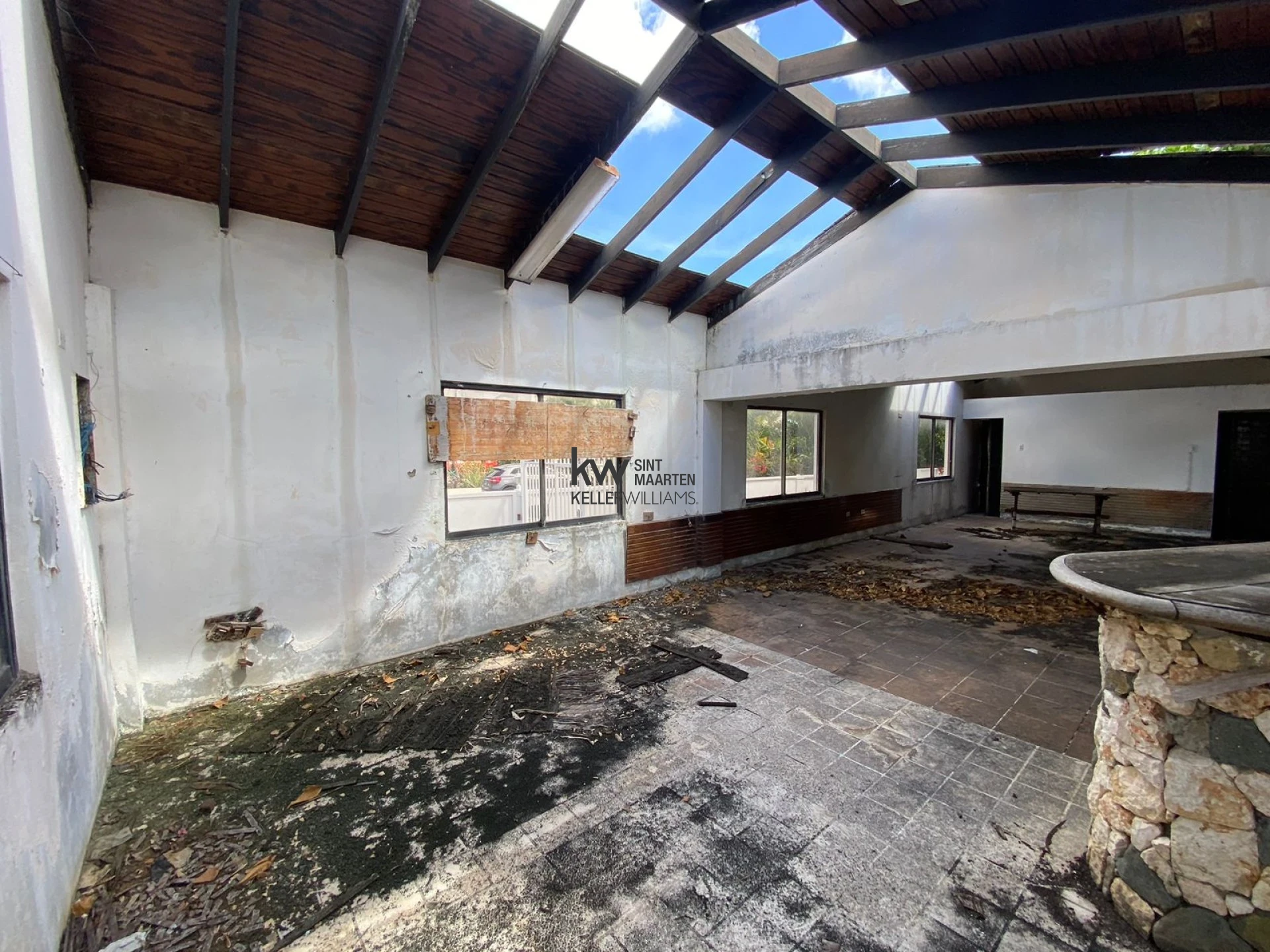 Commercial in Simpson Bay