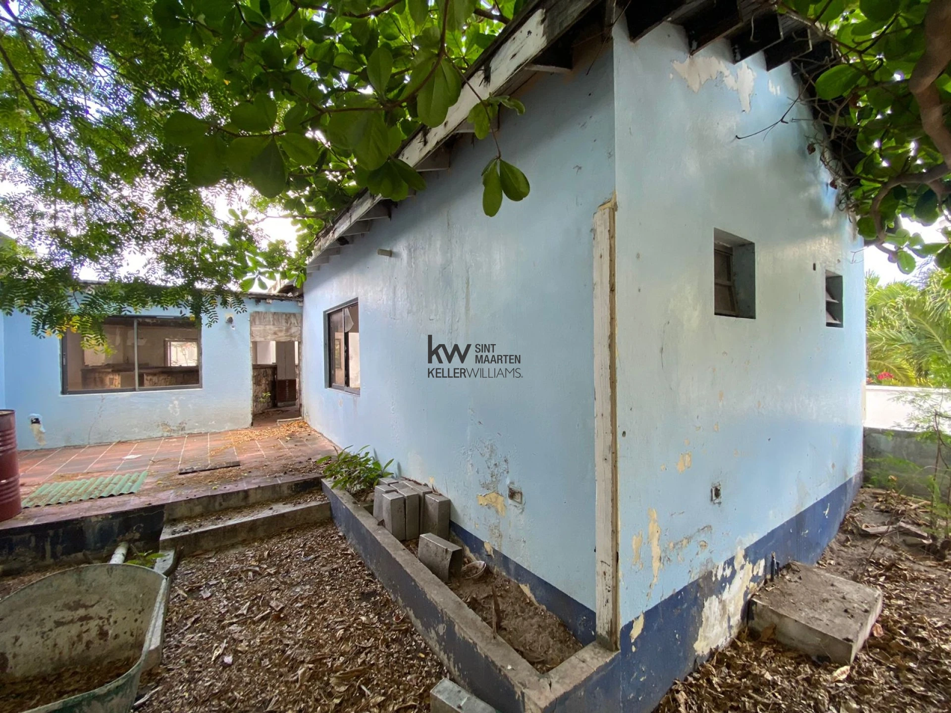 Commercial in Simpson Bay