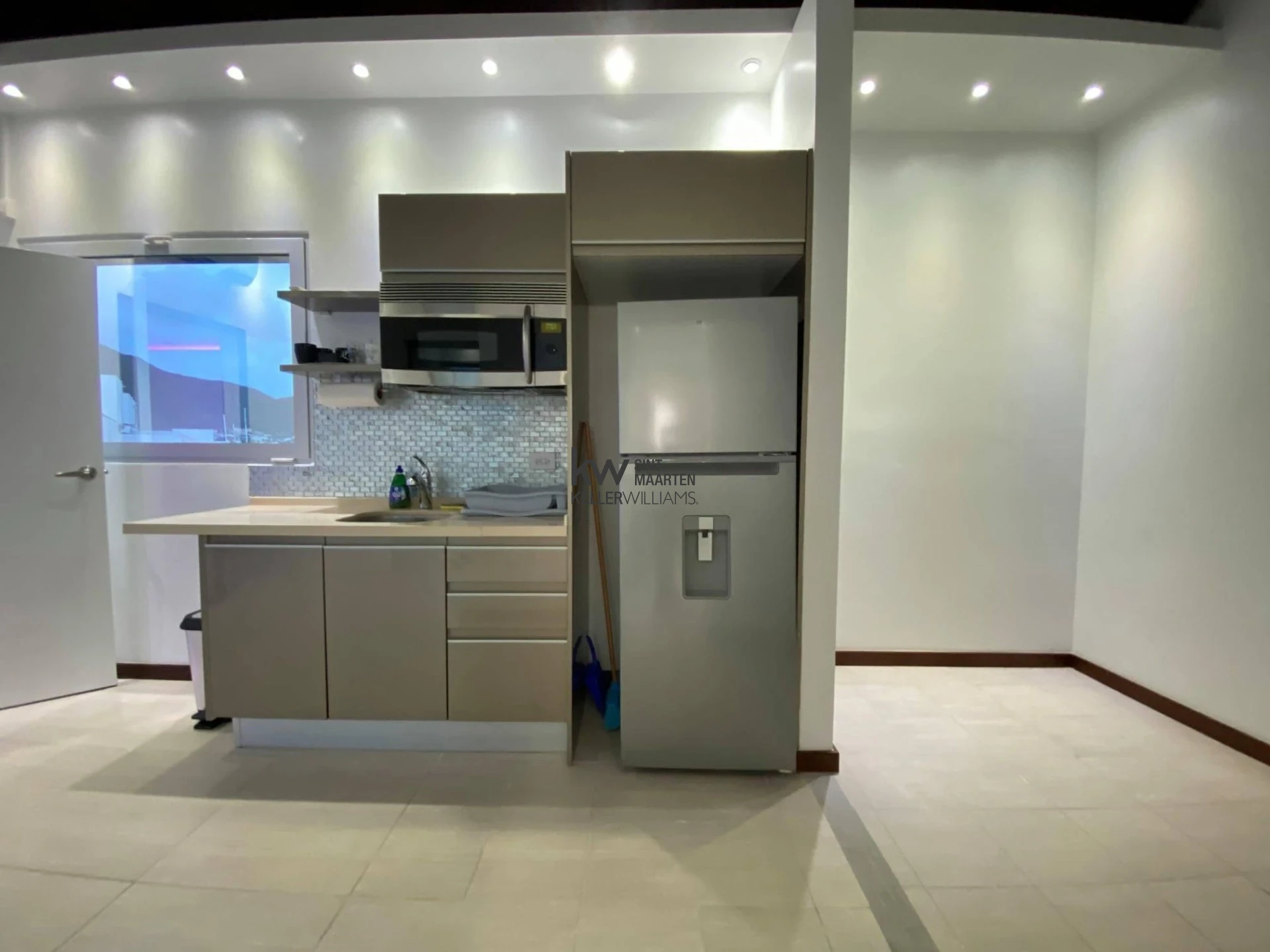 Commercial in Simpson Bay