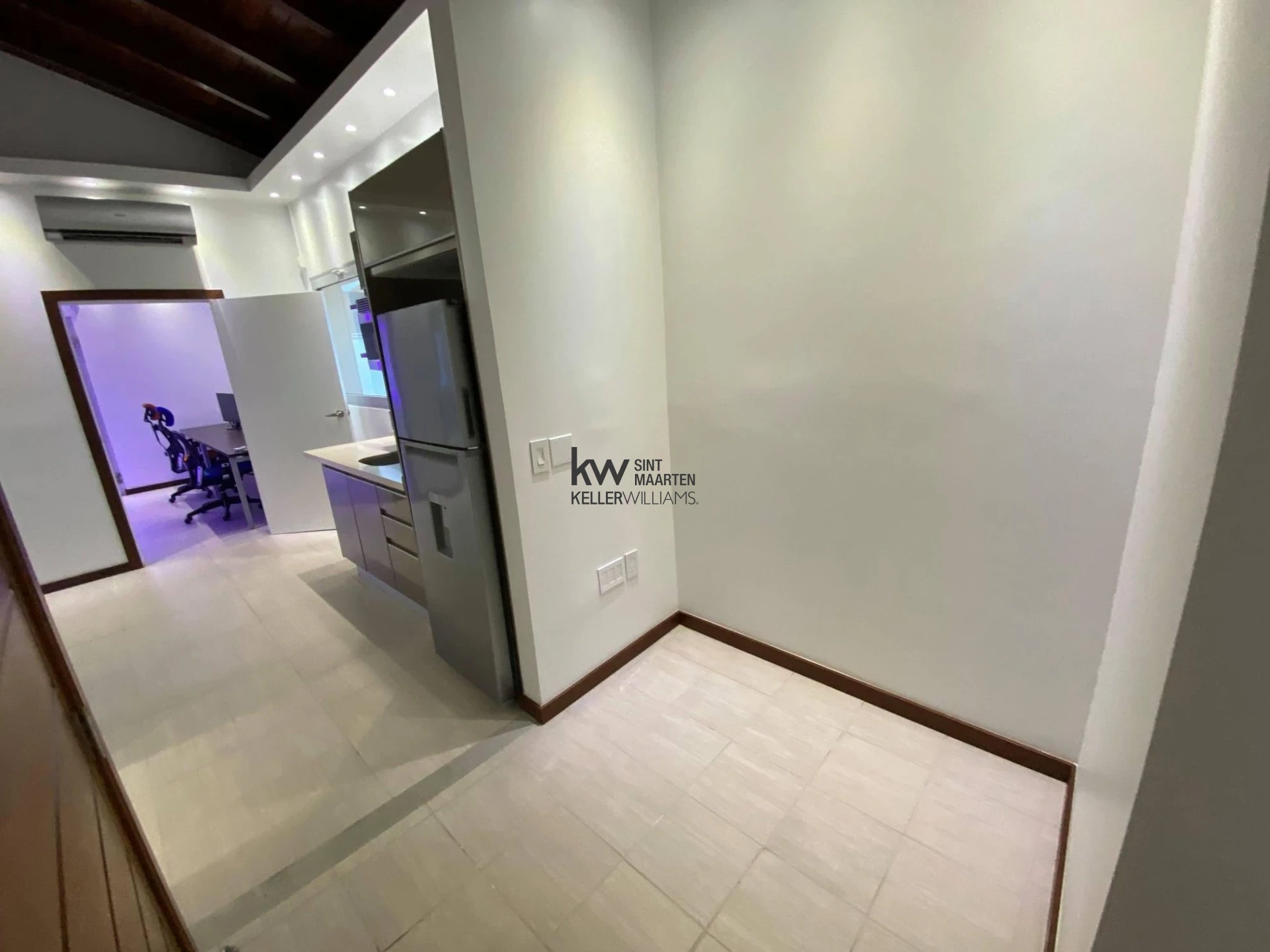 Commercial in Simpson Bay