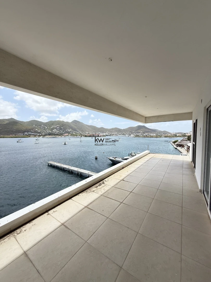 Commercial in Simpson Bay