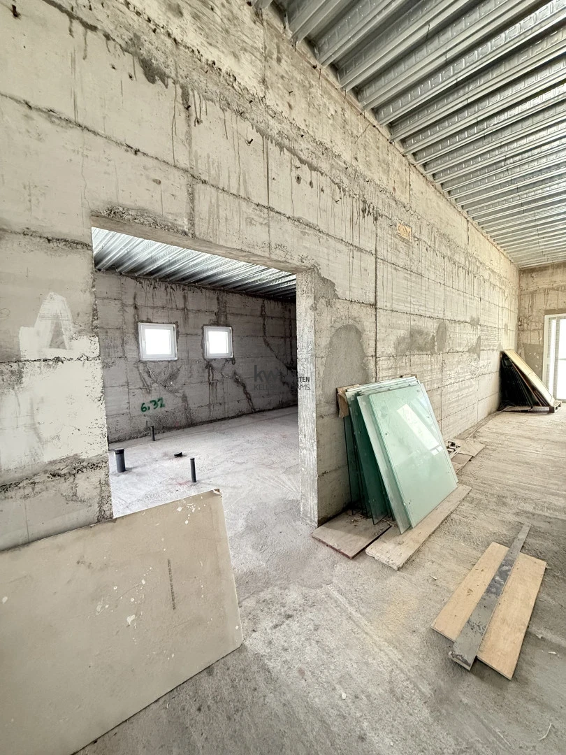 Commercial in Simpson Bay