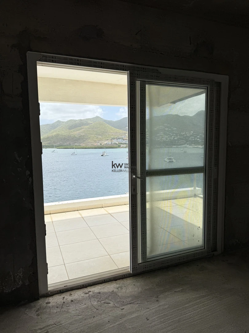 Commercial in Simpson Bay