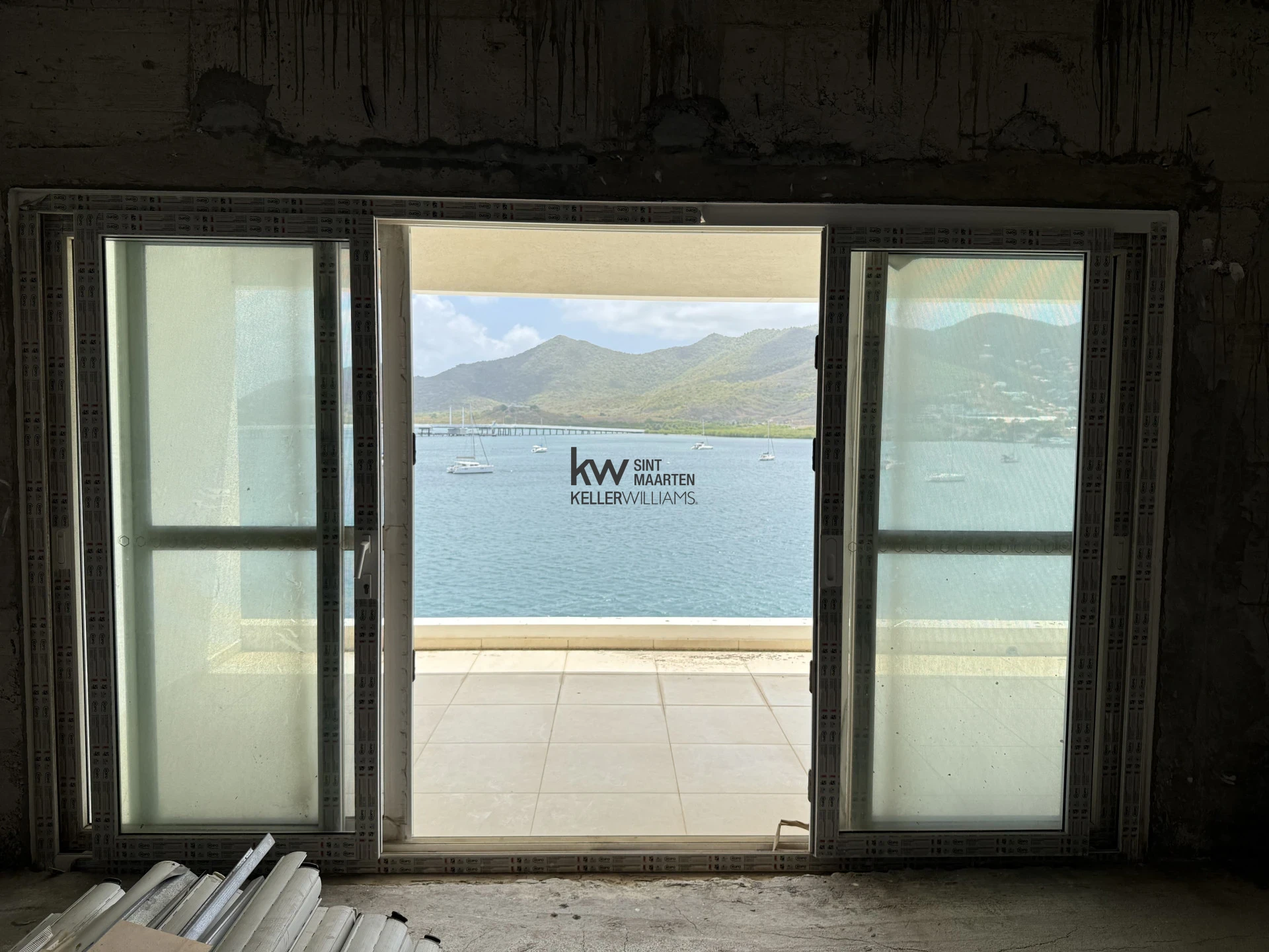 Commercial in Simpson Bay