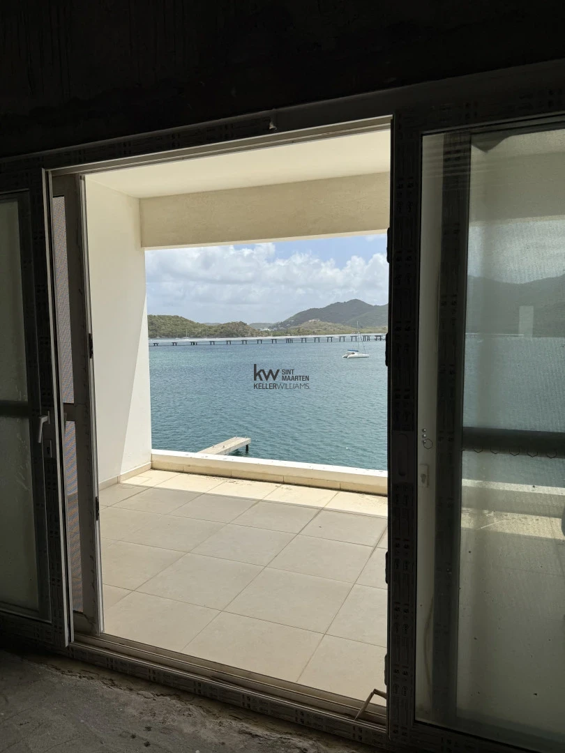 Commercial in Simpson Bay