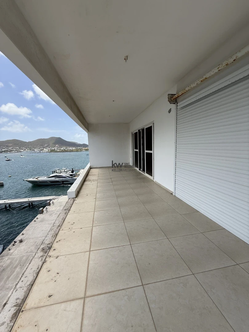Commercial in Simpson Bay