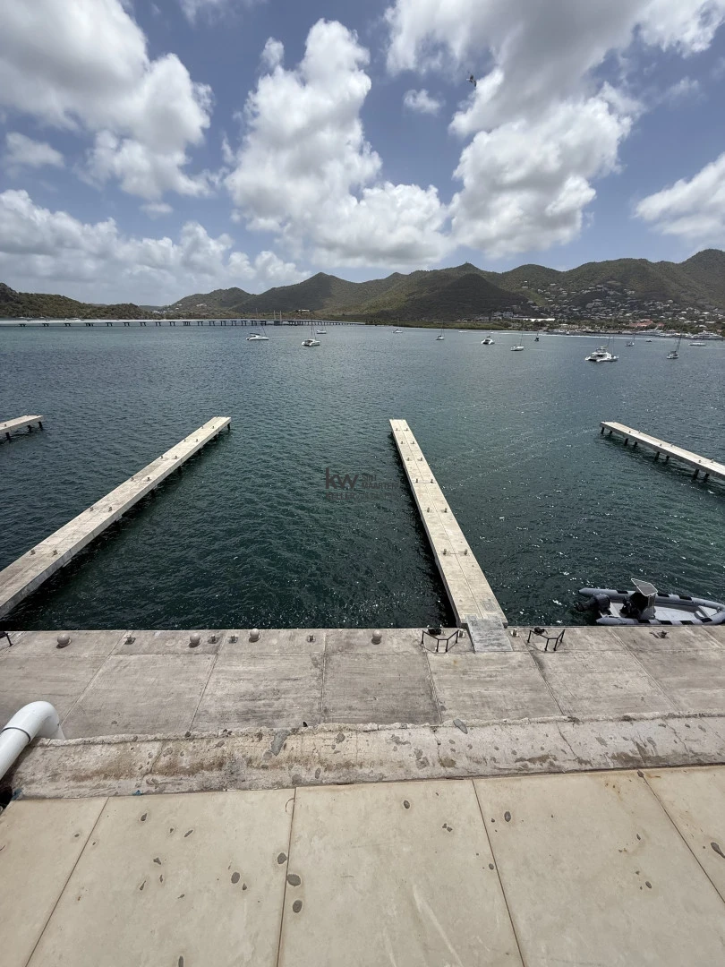 Commercial in Simpson Bay