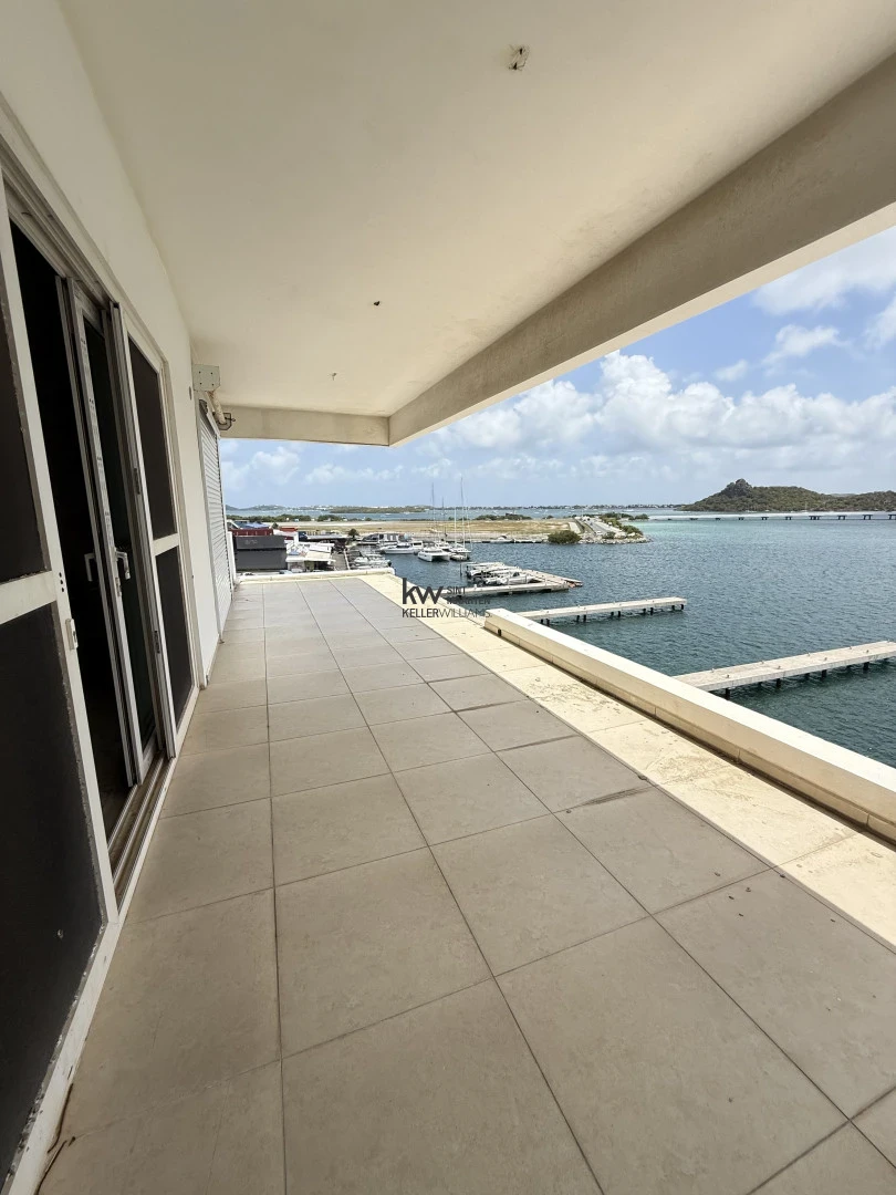 Commercial in Simpson Bay