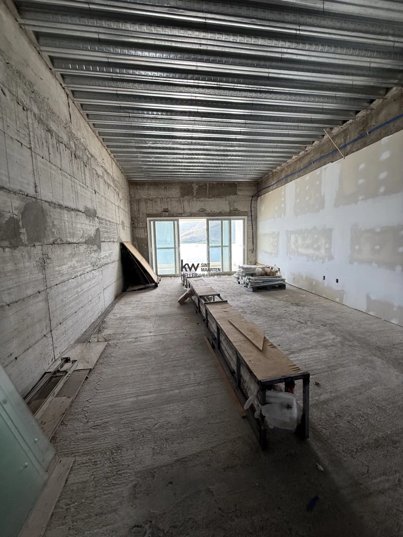 Commercial in Simpson Bay