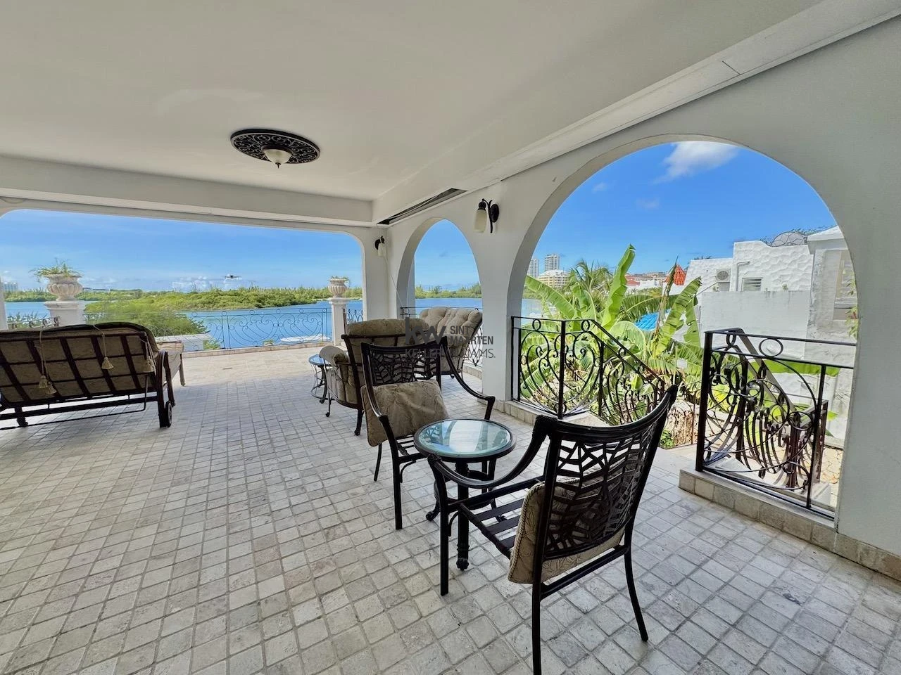 Villa in Point Pirouette