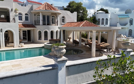 Prestigious Waterfront Residence in Point Pirouette