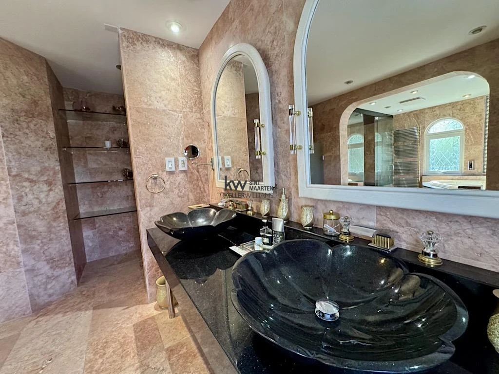 Villa in Point Pirouette