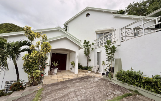 Spacious Living In Almond Grove