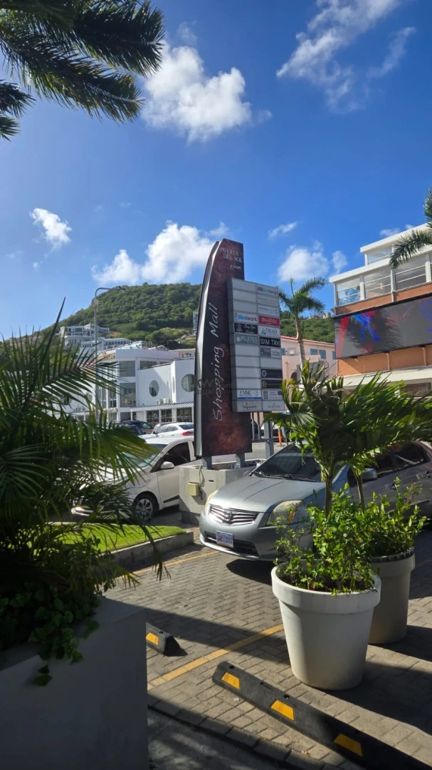 Commercial in Simpson Bay