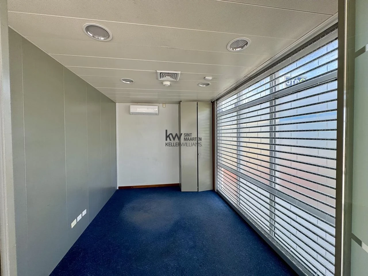 Commercial in Cole Bay