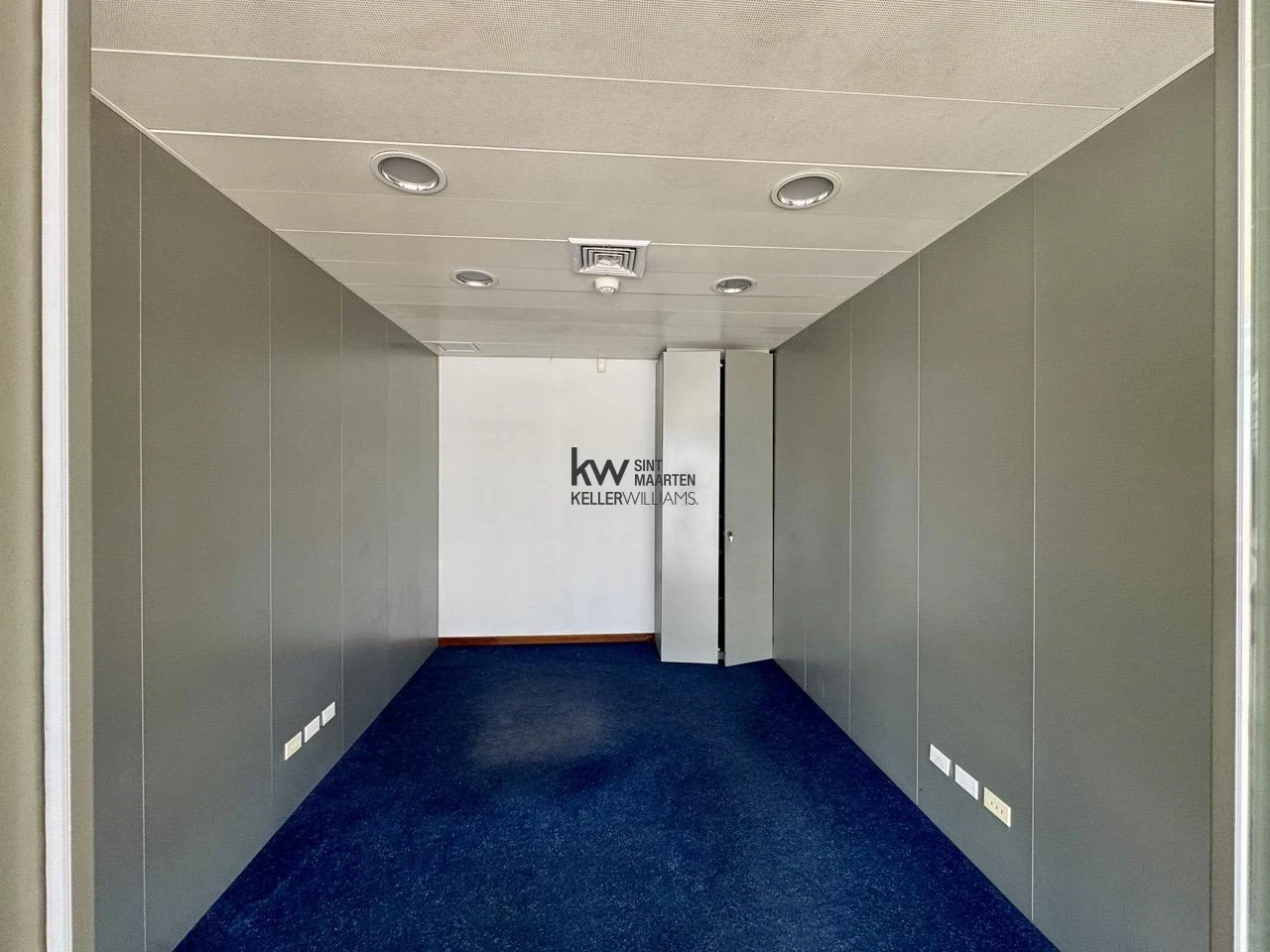 Commercial in Cole Bay