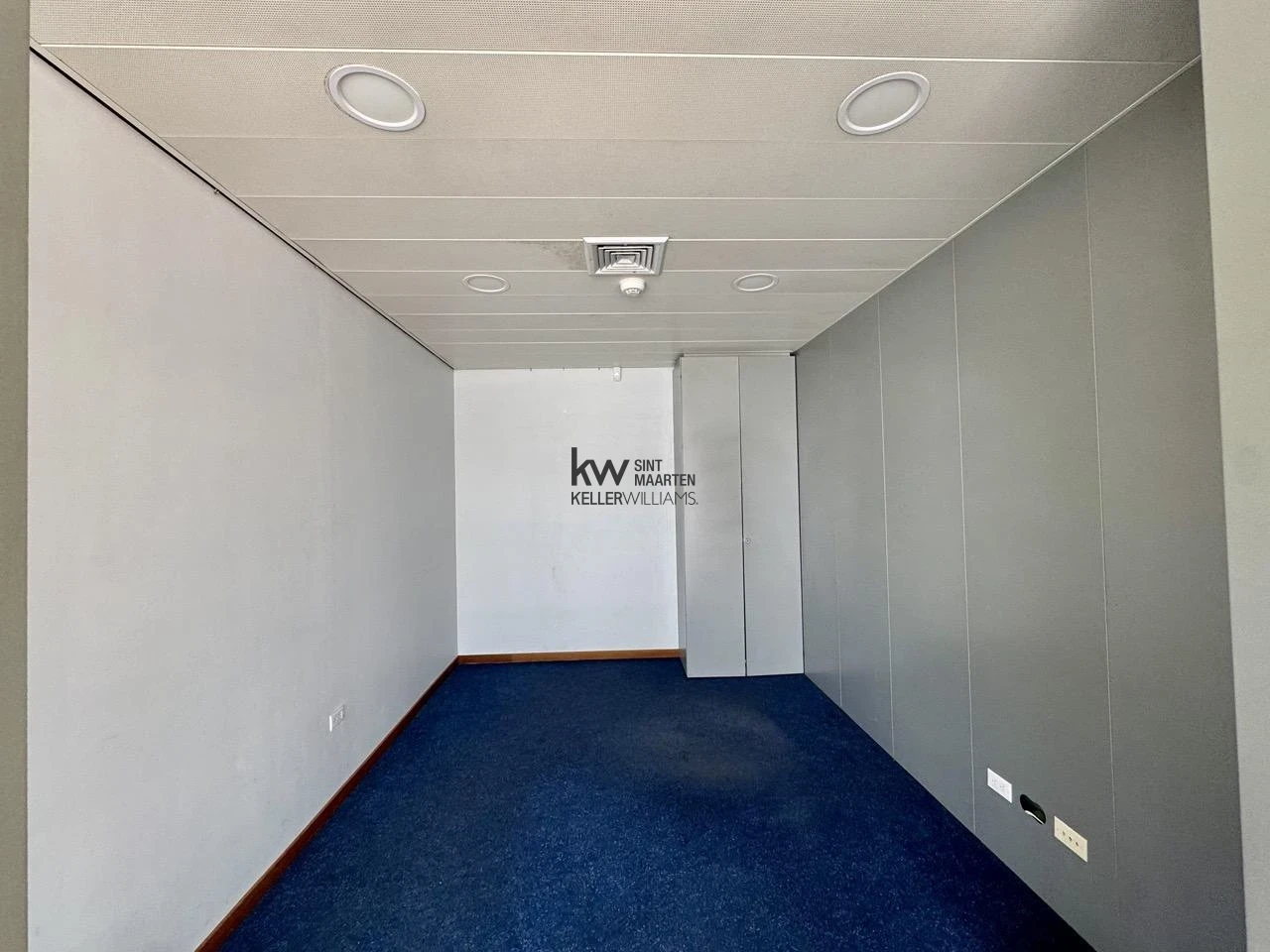Commercial in Cole Bay