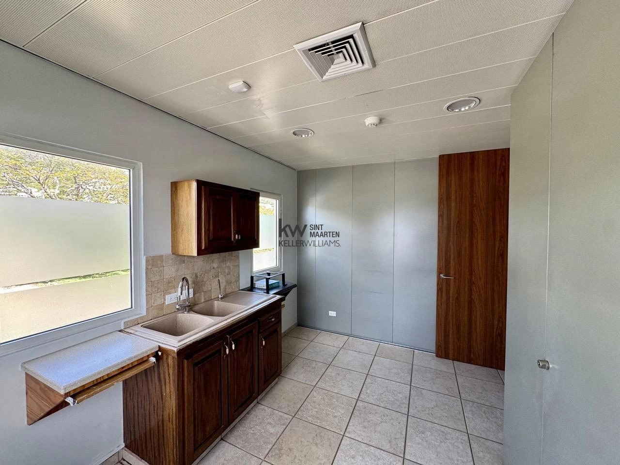 Commercial in Cole Bay