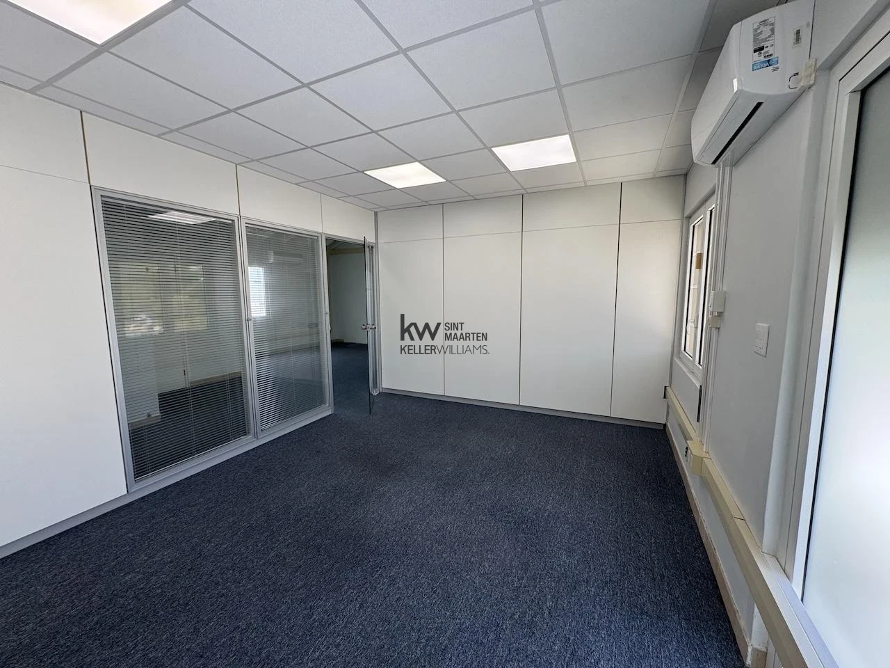 Commercial in Cole Bay