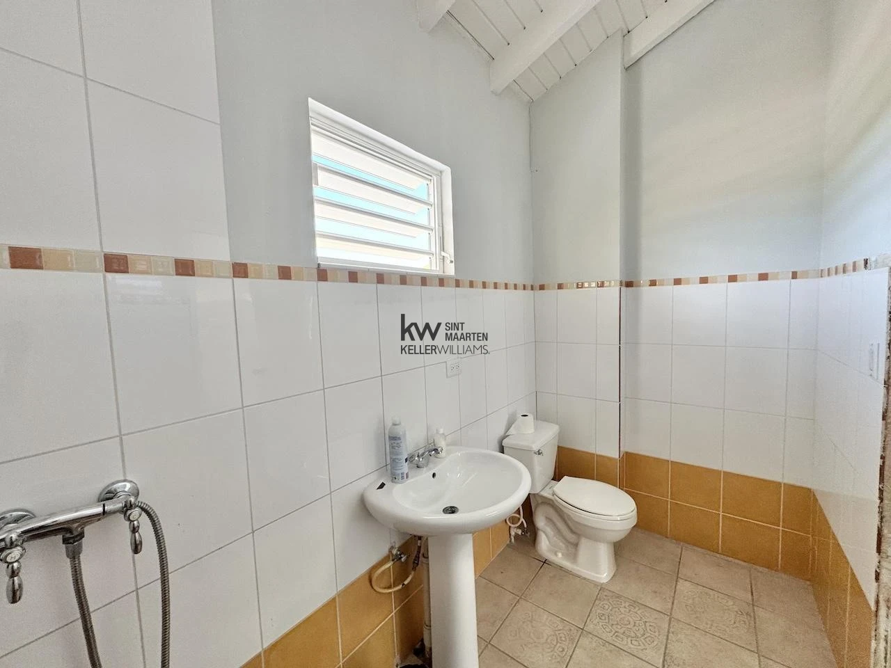 Commercial in Cole Bay