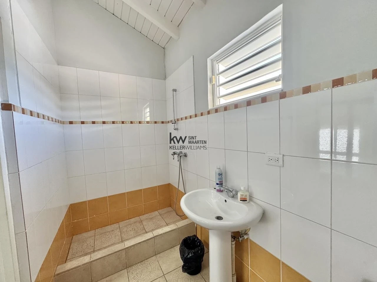Commercial in Cole Bay