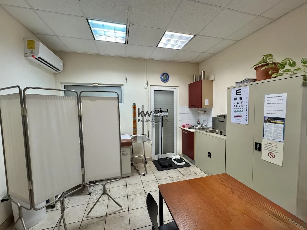 Commercial in Cole Bay