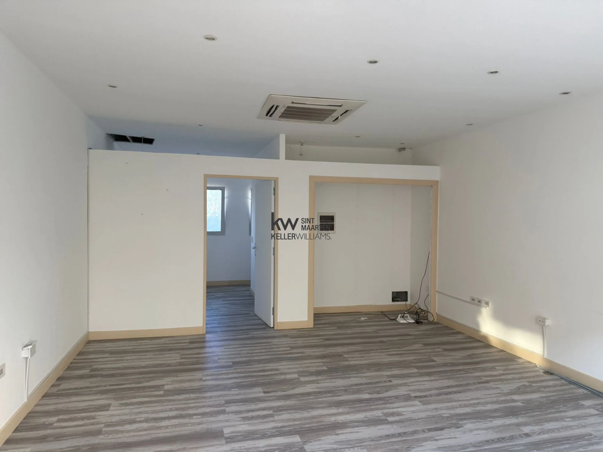 Commercial in Simpson Bay