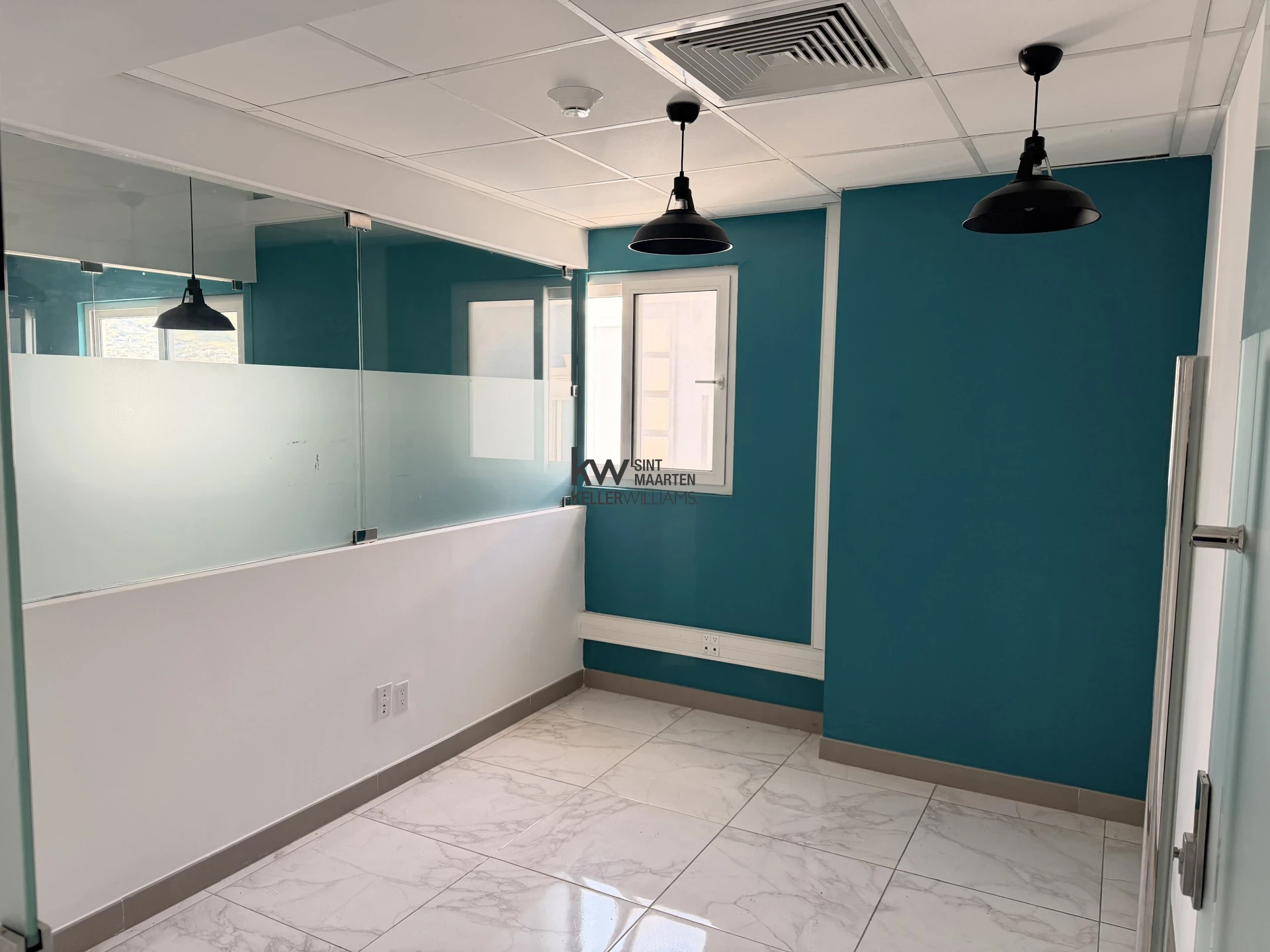 Commercial in Simpson Bay