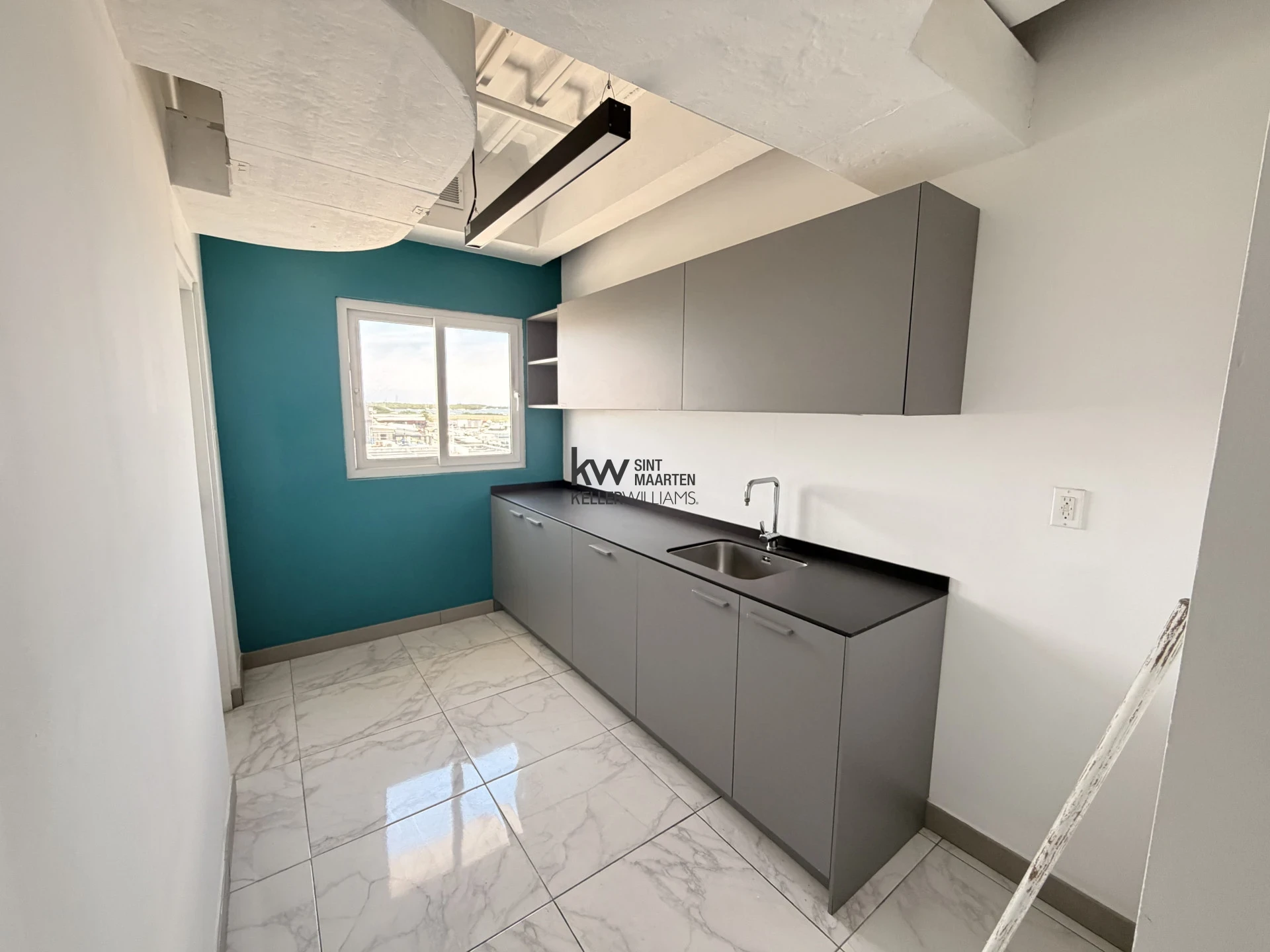 Commercial in Simpson Bay