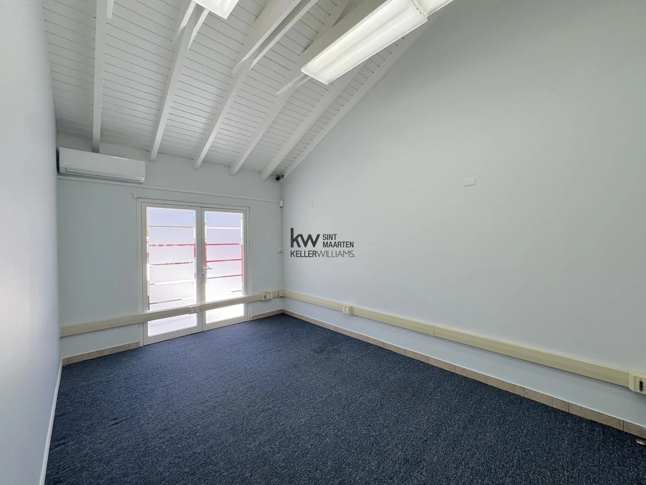 Commercial in Cole Bay