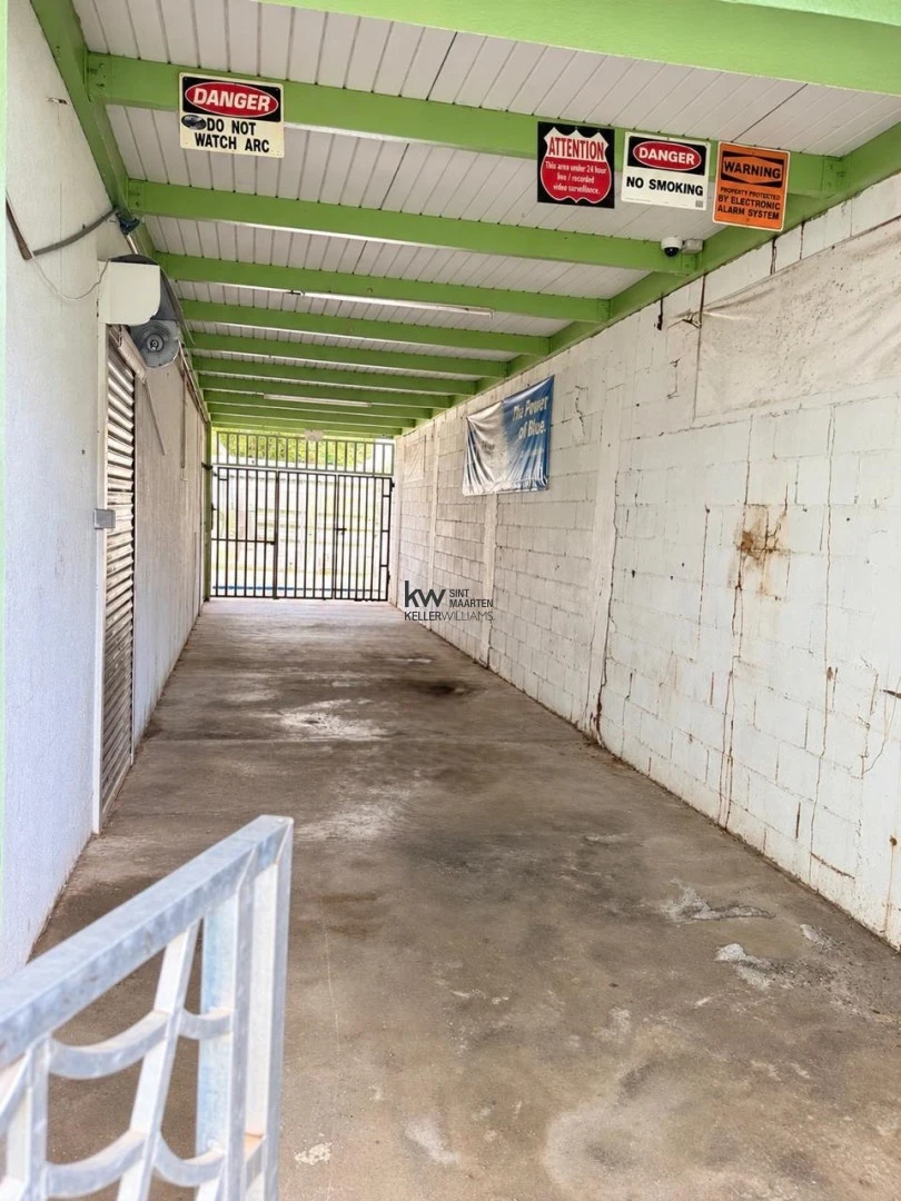 Commercial in Cole Bay