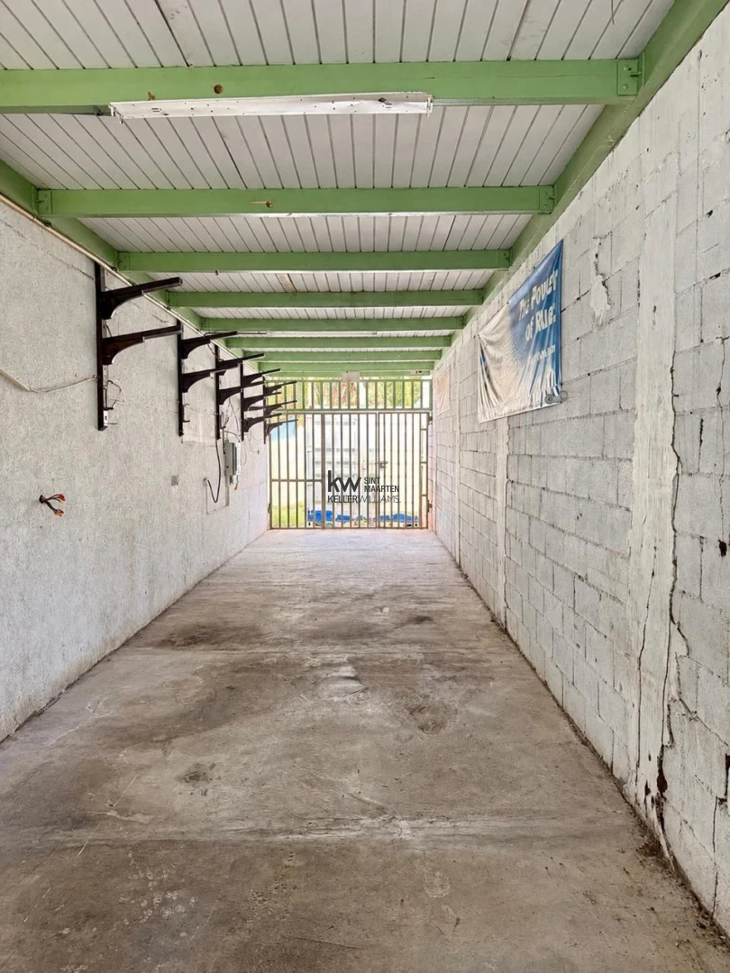 Commercial in Cole Bay